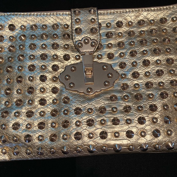 CARLO G STUDDED Envelope clutch. Faux snake in gold with shoulder strap - Picture 2 of 5